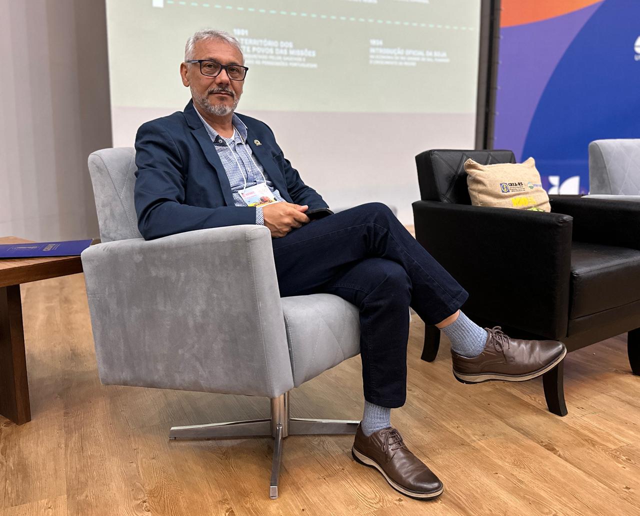 Representando as entidades anfitriãs deste EESEC, o Eng. Mec. Airton José Monteiro, presidente da Apea.SR e coordenador da Regional Alto Uruguai